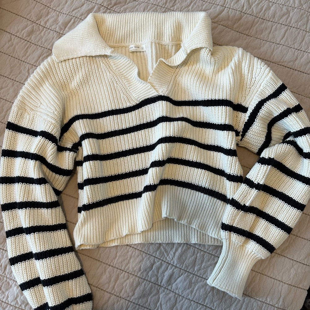 Cropped sweater. Black and white stripes